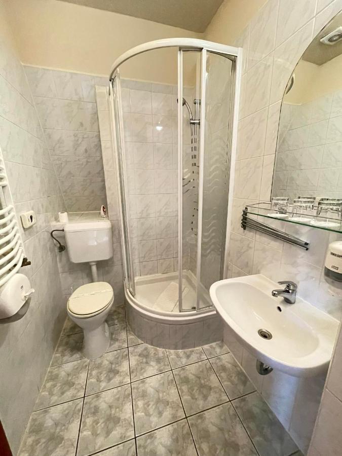 Aranypatko Fogado-Etterem Otel Győrújbarát Dış mekan fotoğraf