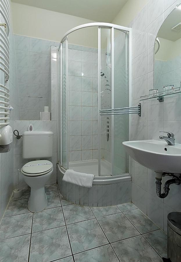 Aranypatko Fogado-Etterem Otel Győrújbarát Dış mekan fotoğraf