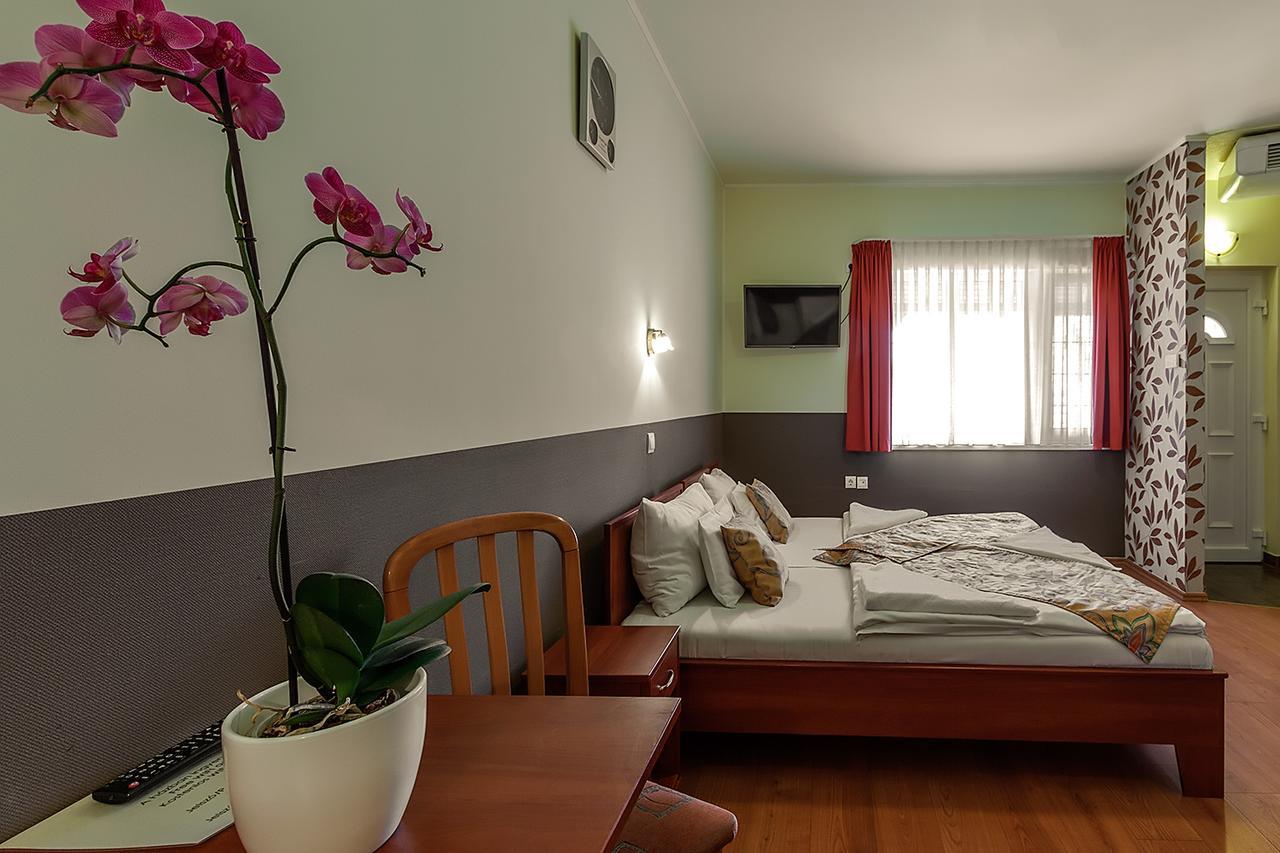 Aranypatko Fogado-Etterem Otel Győrújbarát Dış mekan fotoğraf