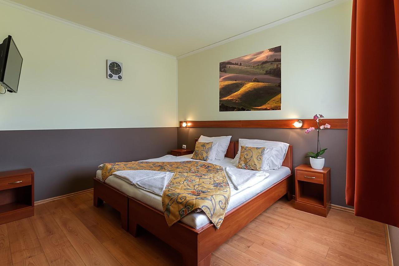 Aranypatko Fogado-Etterem Otel Győrújbarát Dış mekan fotoğraf