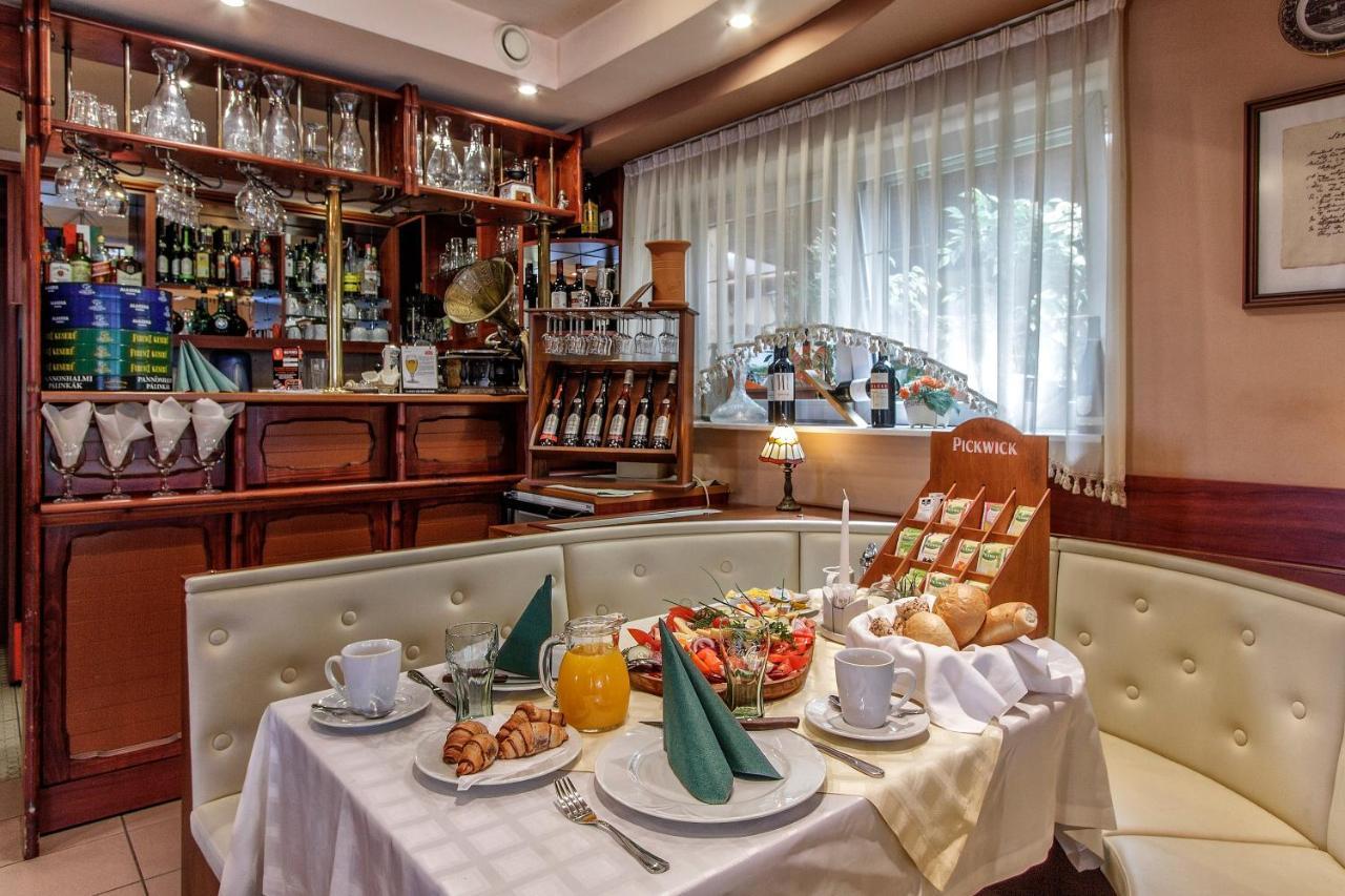 Aranypatko Fogado-Etterem Otel Győrújbarát Dış mekan fotoğraf